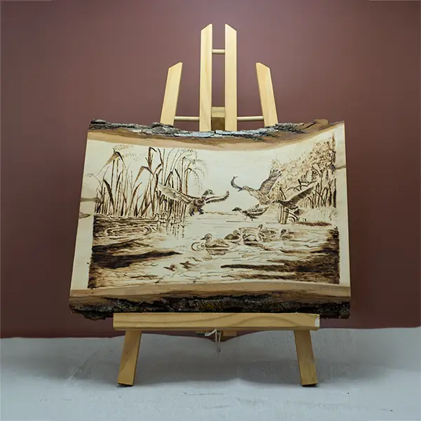 Pyrografie eenden – Eendenrust aan de Waterkant (26×33 cm) pyrografie eenden in het riet op houten plaat met bast-rand