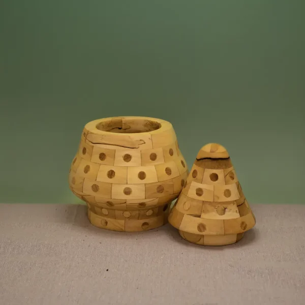 (ca. 400 ml) Handgemaakte Houten Urn - Spoor van Liefde (hoogte 25 cm)