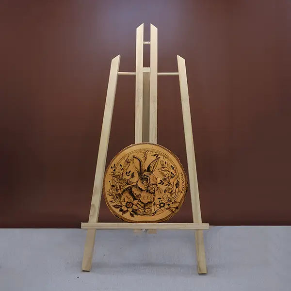 pyrografie konijn op ronde schijf berkenhout met bloemen