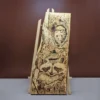 Bosmoment – Pyrografie wasbeer op hout (58×23 cm)