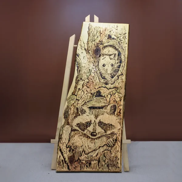 Bosmoment – Pyrografie wasbeer op hout (58×23 cm)