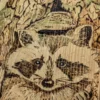 Bosmoment – Pyrografie wasbeer op hout (58×23 cm)
