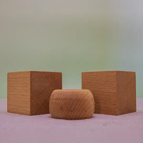 Set van drie handgemaakte beukenhouten kandelaars in verschillende vormen.