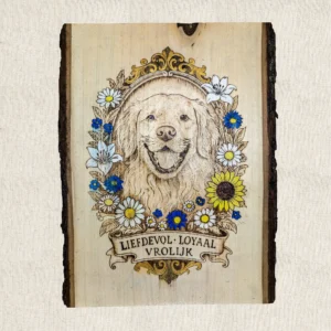 pyrografie portret op maat van een golden retriever met symbolische bloemenkrans in pyrografie en aquarel