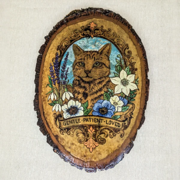 Pyrografie Portret – Luxe, met bloemenkrans (30-40cm)