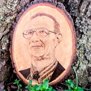 Realistisch pyrografie portret van een man (vader), met uiterste precisie in hout gebrand door Letza. Een tastbare en persoonlijke herinnering in hout voor een dierbare.