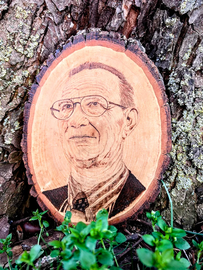 Realistisch pyrografie portret van een man (vader), met uiterste precisie in hout gebrand door Letza. Een tastbare en persoonlijke herinnering in hout voor een dierbare.