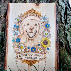 Gedetailleerd pyrografie portret van een Golden Retriever, met de hand gebrand in hout door Letza. Een uniek houten gedenkteken voor een overleden hond.