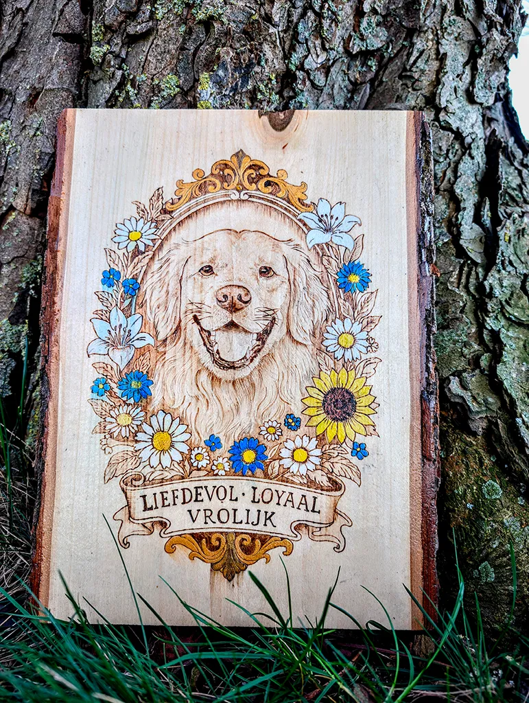 Gedetailleerd pyrografie portret van een Golden Retriever, met de hand gebrand in hout door Letza. Een uniek houten gedenkteken voor een overleden hond.